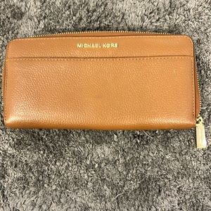 EUC Michael Kors tan wallet